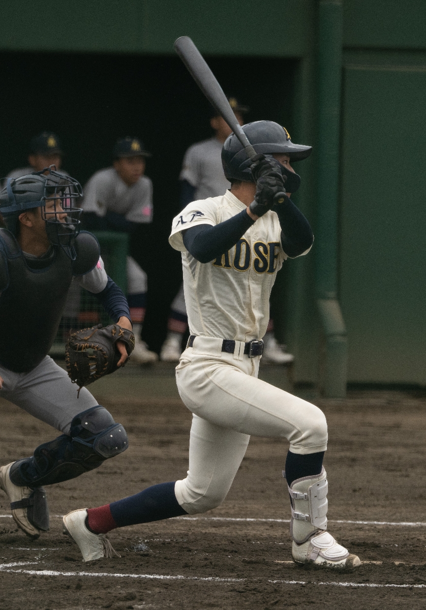 【決勝・青森山田―八学光星】1回八学光星1死一塁、新谷翔磨が左中間を破る適時三塁打を放ち、1点を先制する=六戸メイプル