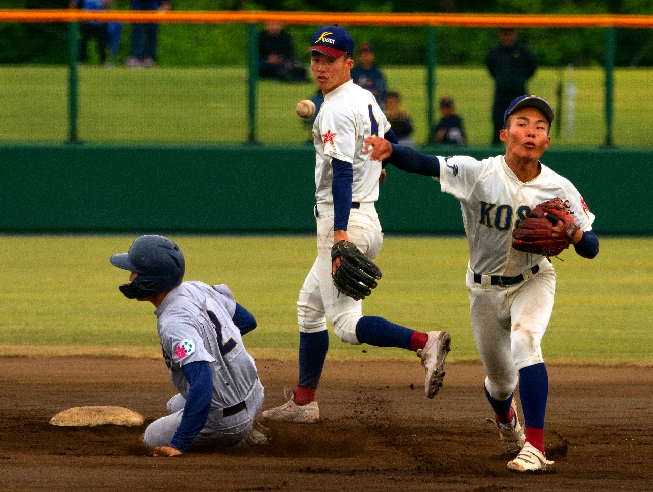 【決勝・青森山田―八学光星】6回青森山田1死一塁、八学光星は佐々木龍馬(奥中央)から長野宏紀(右)とつなぎ、4―6―3の併殺を決める=六戸メイプル