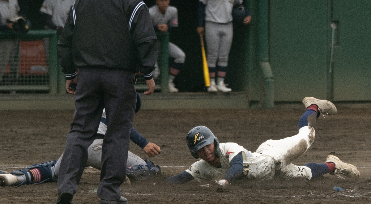【決勝・青森山田―八学光星】8回八学光星2死一塁、安井聖晃の左翼線を破る二塁打で菅沼晴斗が生還。3―1とリードを広げる=六戸メイプル