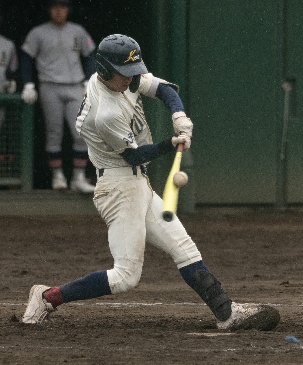 【決勝・青森山田―八学光星】8回八学光星2死二塁、佐々木龍馬が右前に落ちる適時二塁打を放ち、3―1とする=六戸メイプル