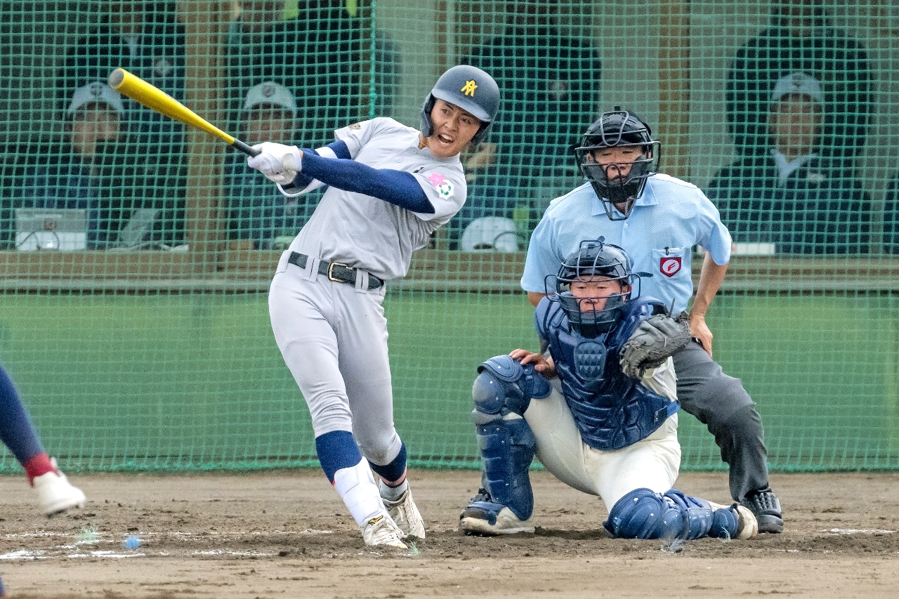【決勝・青森山田―八学光星】７回青森山田二死、向井那々瀬が右越えにソロ本塁打を放つ＝六戸メイプルスタジアム