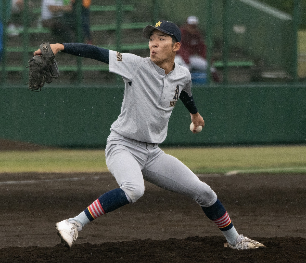 【決勝・青森山田―八学光星】９回に登板し、八学光星打線を３者三振で試合を締めくくった青森山田の川久保昂直＝六戸メイプル