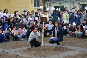 日米の絆これからも　在札幌領事館の首席領事、明治小（八戸）を訪問