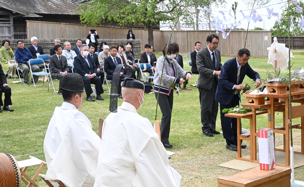 祭壇に玉串をささげる参列者