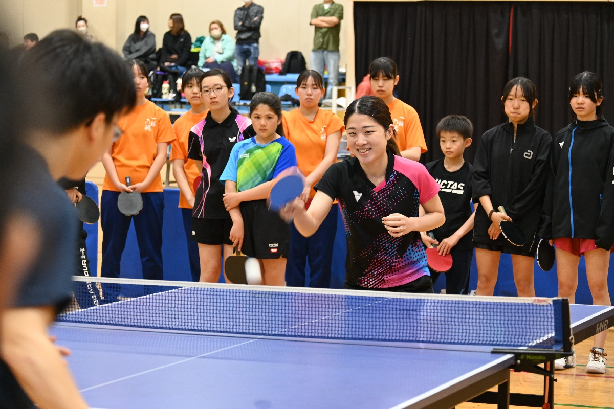 参加者に実技を披露する安藤みなみさん(中央)