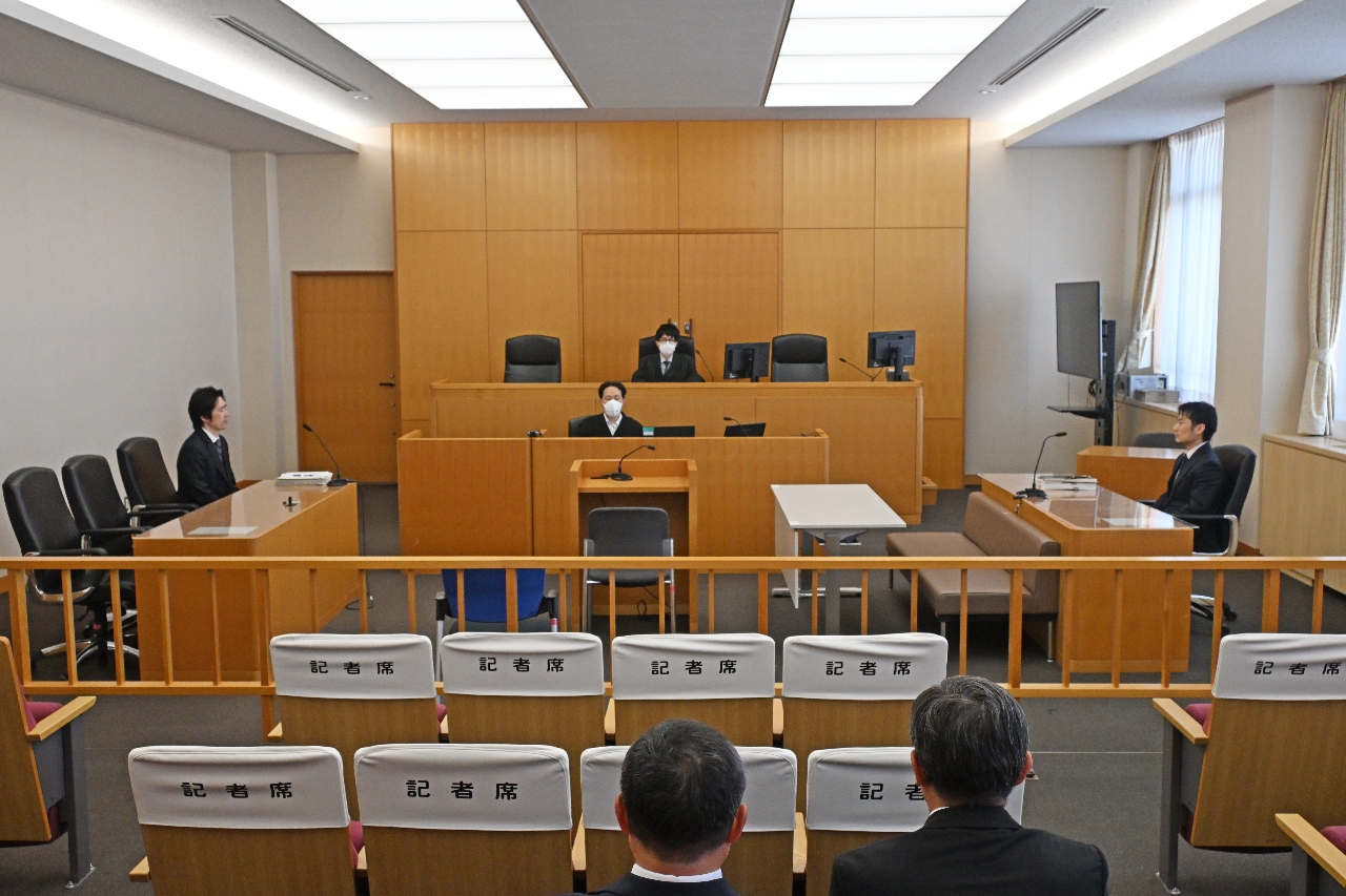 自動車運転処罰法違反(過失運転致死傷)の罪に問われた被告の初公判=25日、青森地裁八戸支部(代表撮影)