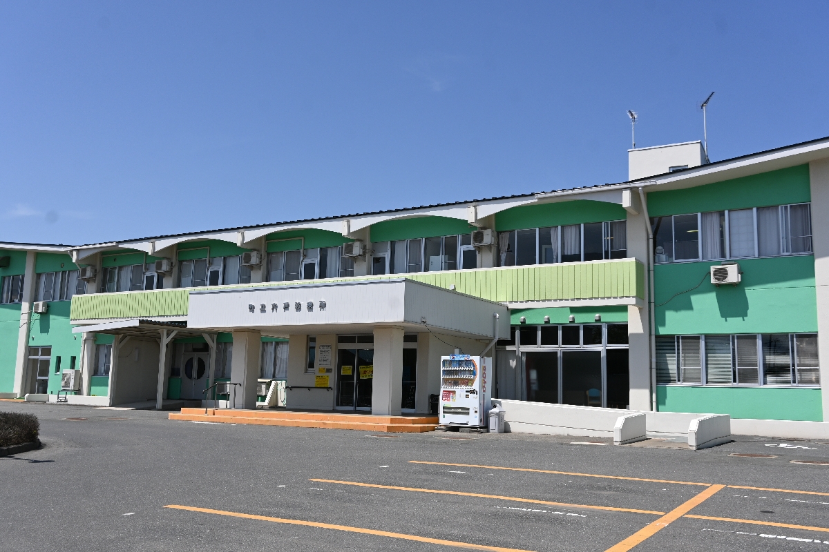民間へ移譲する方針の町国民健康保険診療所=25日、六戸町