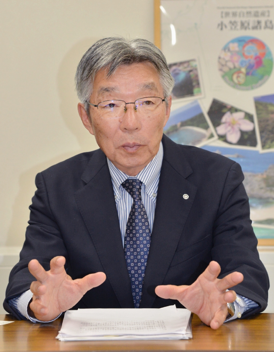 　インタビューに答える東京都小笠原村の渋谷正昭村長