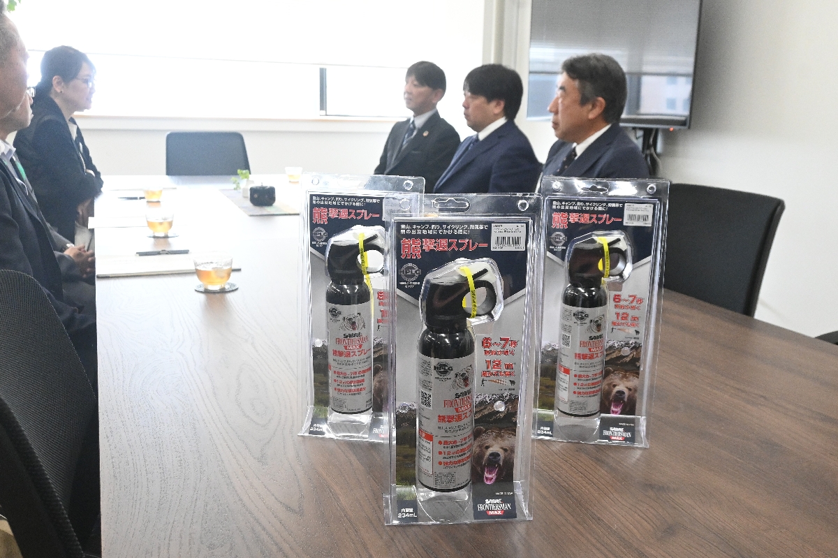 青森県PTA安全互助会が贈ったクマよけスプレー=26日、県庁