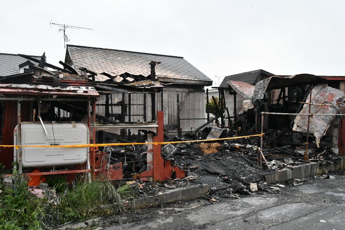 住宅が全焼した現場＝２６日午前１０時半ごろ、むつ市大湊新町