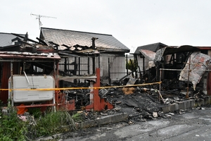 住宅全焼、焼け跡から１遺体　住人の男性が行方不明/むつ