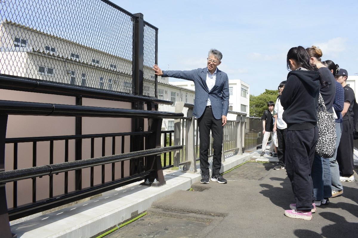 学生や関係者を招いて行われたお披露目会の様子＝２６日、八戸工業大