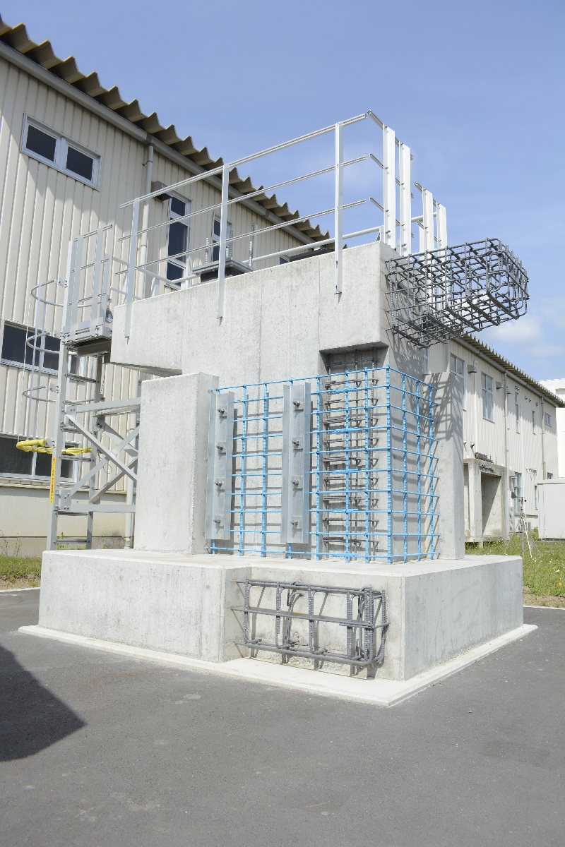 鉄筋コンクリート橋脚の耐震補強工法モデル=26日、八戸工業大
