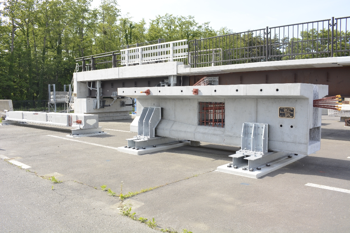 新設されたプレストコンクリート桁(手前)=26日、八戸工業大