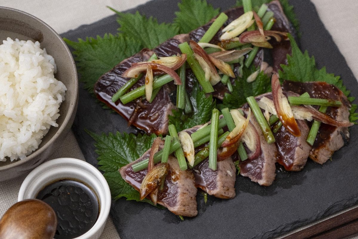 【今週のレシピ】食べて健康！なおママレシピ「かつおタタキのミズのっけ盛り」