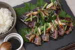 【今週のレシピ】食べて健康！なおママレシピ「かつおタタキのミズのっけ盛り」