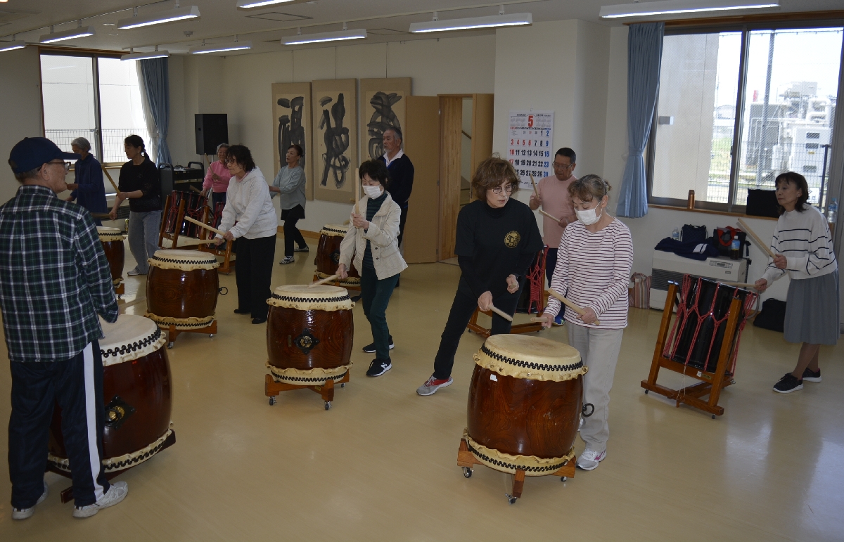 和太鼓演奏の基本動作を学ぶ参加者