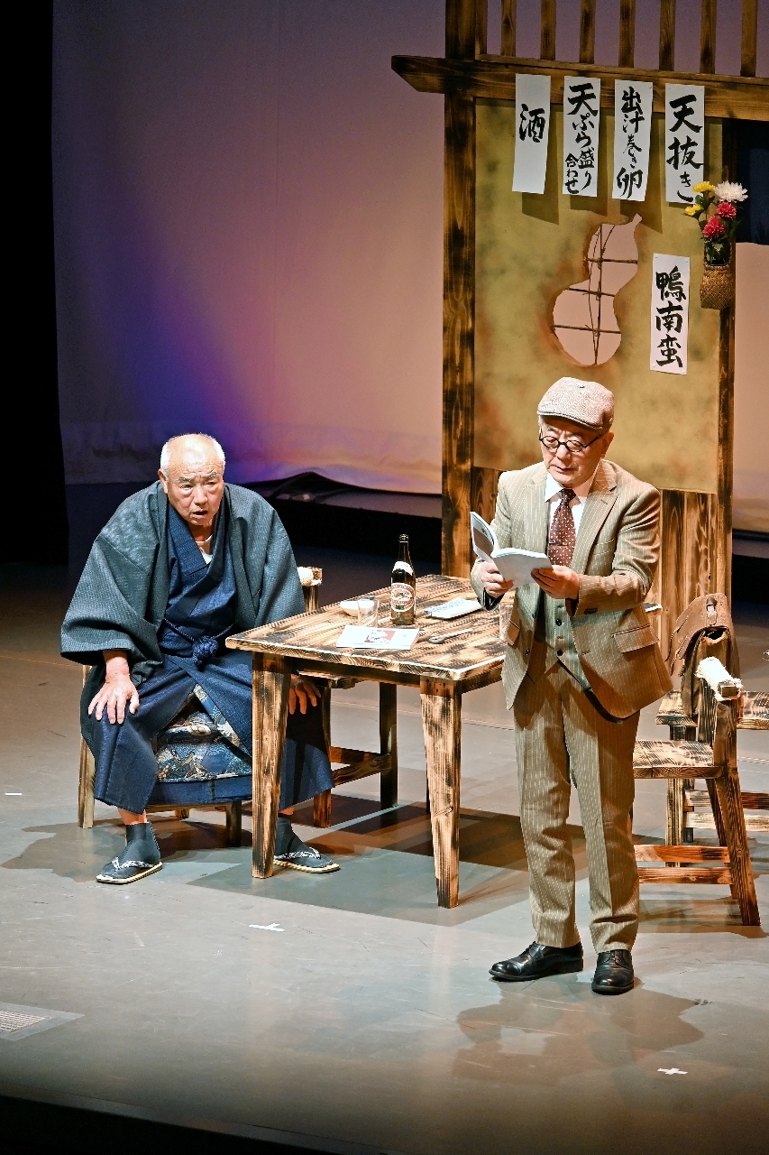 「井伏鱒二放屁事件」の一幕。柾谷さん(右)が東京のテーラー北芳四郎、長谷川さんが五所川原の呉服商中畑慶吉を演じた