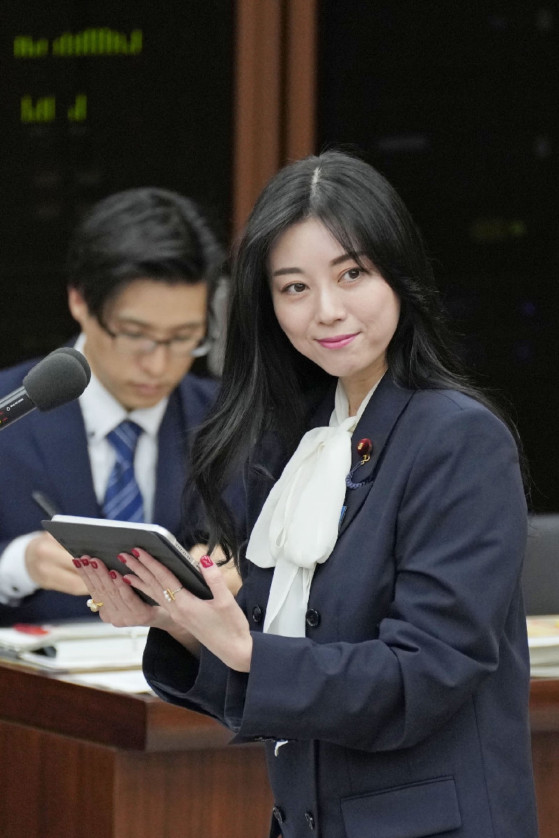 　衆院厚労委で、タブレット端末の音声読み上げソフトを使った一般質疑に臨む自民党の斉藤里恵氏＝２７日午前