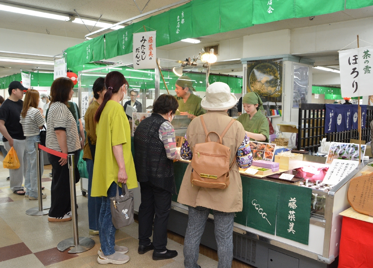 名店のスイーツや惣菜を買い求める来場者でにぎわう大京都展＝２７日、さくら野百貨店八戸店