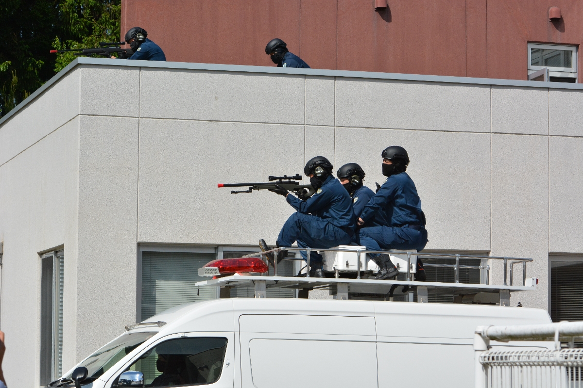 クマへの対応訓練で模擬銃を発射する岩手県警機動隊員=27日、滝沢市
