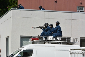 市街地出没を想定、ライフル銃で駆除 岩手県警機動隊、滝沢市でクマ対応訓練