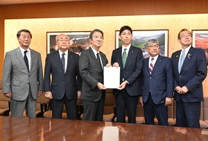 県道・市町村道の拡幅に予算措置 石原担当相が言及/むつなど4市町村長要望
