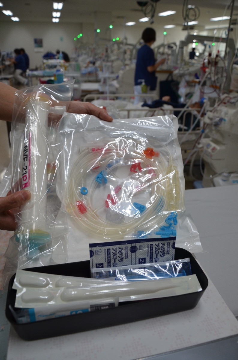 1回の人工透析で使用する使い捨ての資材。部材の多くがプラスチックでできている=八戸市の八戸平和病院