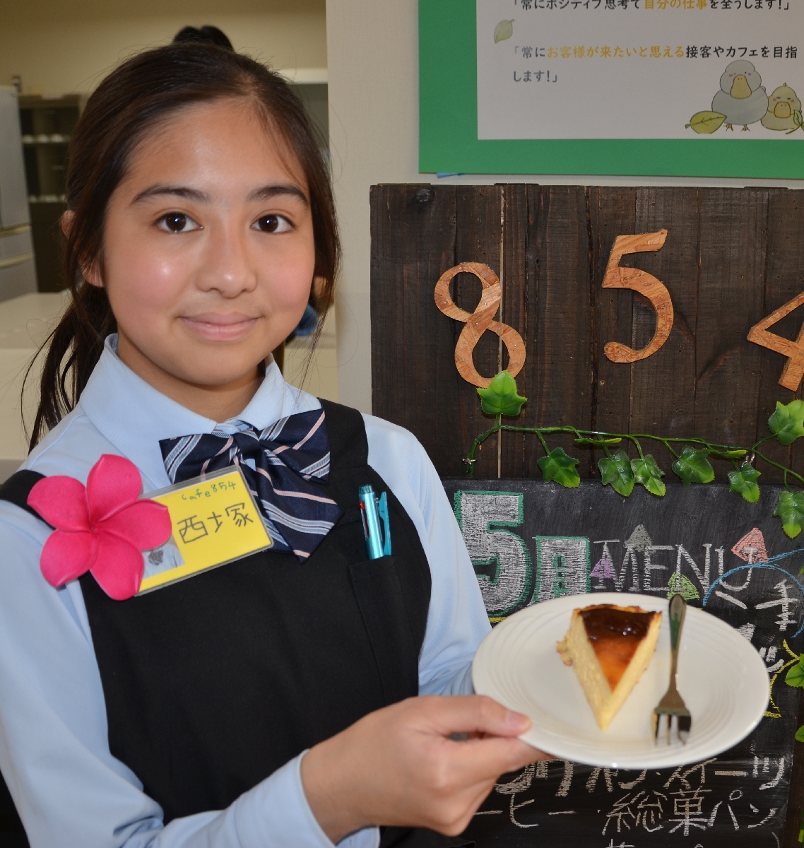 カフェでは、人気のバスク風チーズケーキも販売している