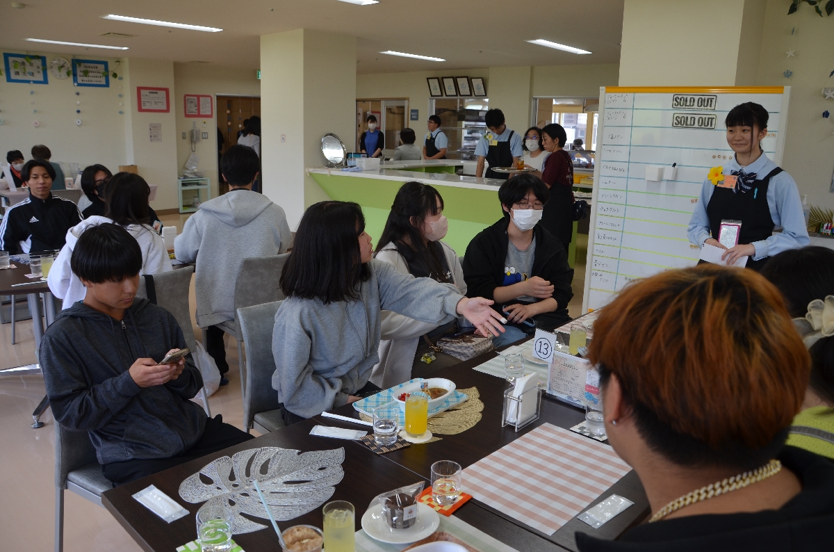 多くの来場者でにぎわう「カフェ８５４」