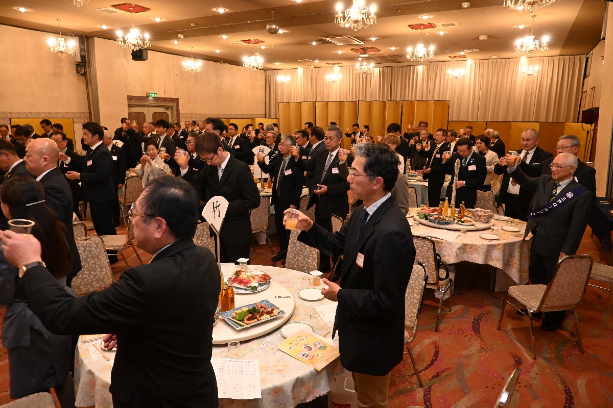 リンゴジュースで乾杯する参加者