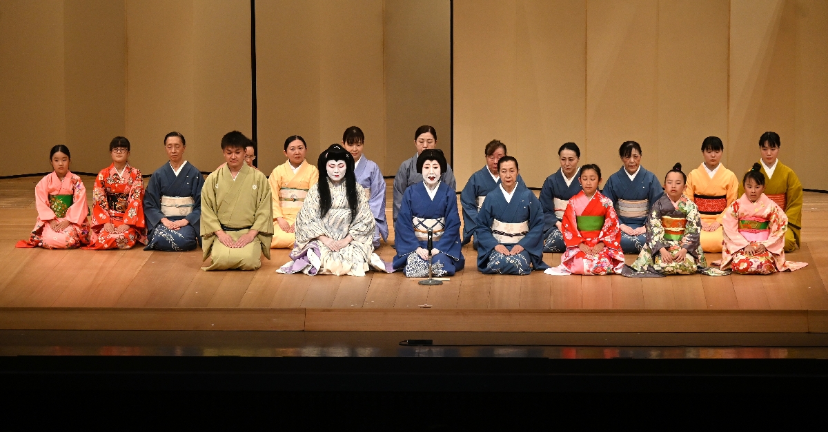 公演と40年の支援に感謝を述べる花柳葉昌栄さん(前列中央)