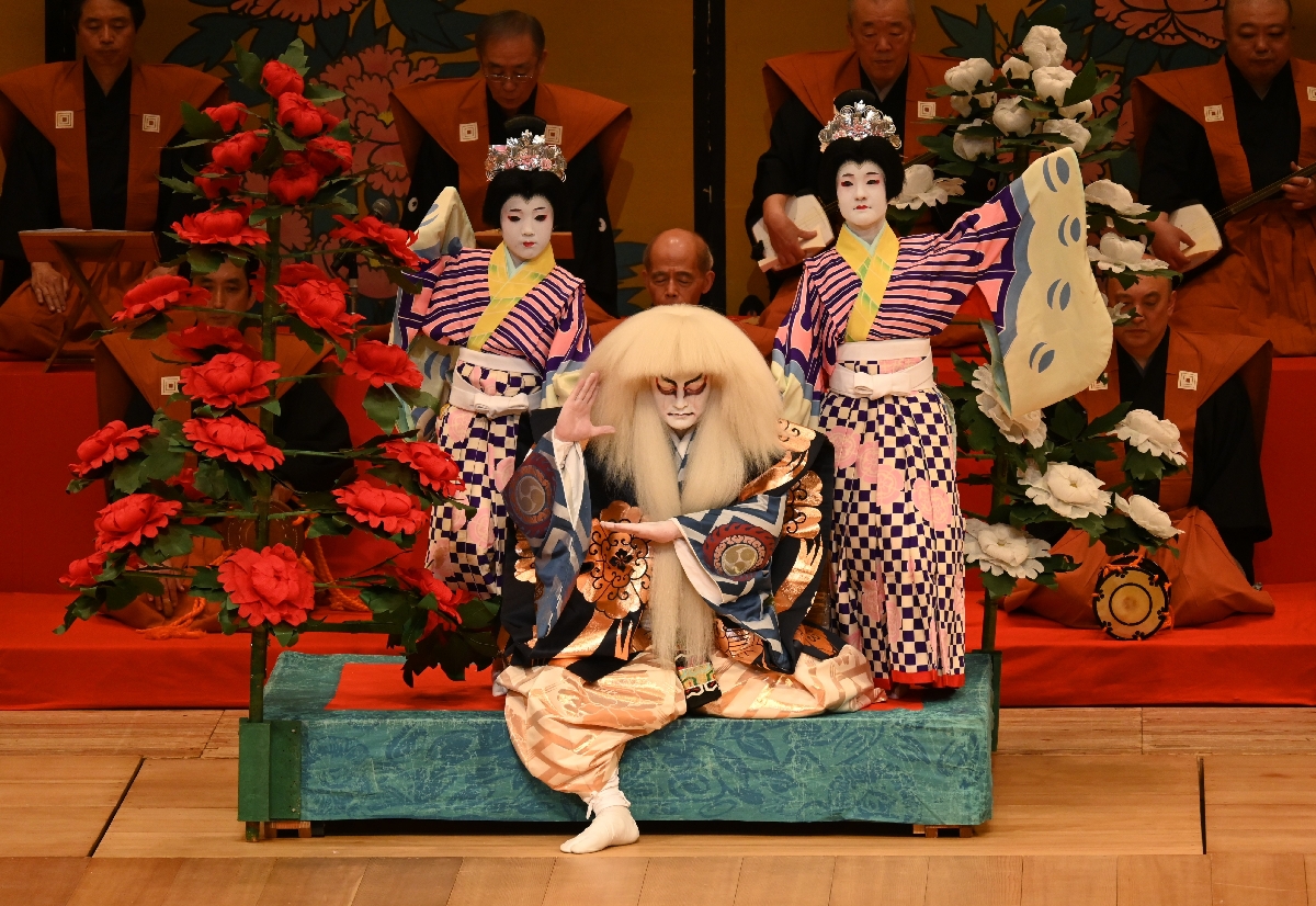 長唄「鏡獅子」の一幕。獅子の精となった花柳栄八十介さん(前列中央)に、胡蝶の佐々木優那さん=八戸市立白銀中1年=(右)と佐々木愛那さん=市立白鴎小4年=(左)が並び立つ