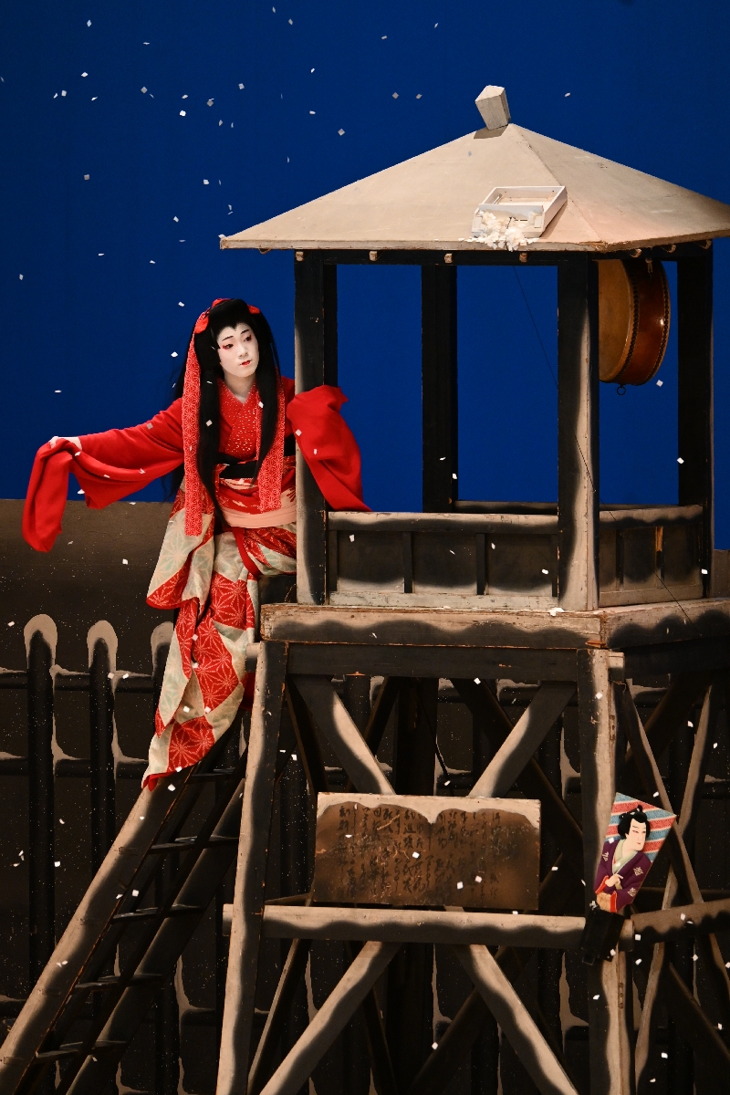 工藤志麻さん＝県立八戸高３年＝は清元「幻お七」を演じた。雪の中、恋い焦がれた人の幻に引かれ、櫓太鼓を打つ罪を犯した場面