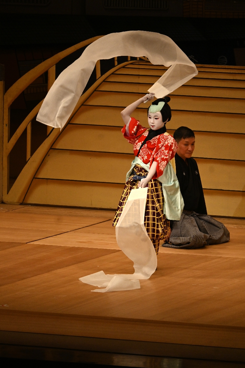 若野汐栞さん=市立白山台小5年=は長唄「越後獅子」でさらしを巧みに扱い、喝采を浴びた