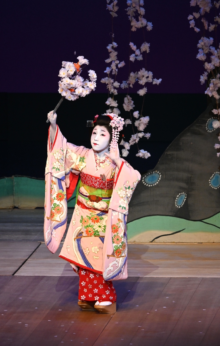 大和楽「祗園の夜桜」を披露する、上山なの葉さん＝市立島守小４年＝