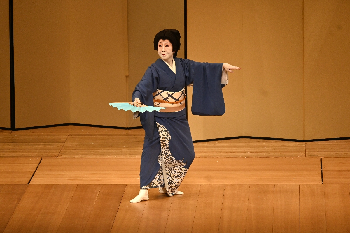 長唄「都風流」を披露する花柳葉昌栄さん