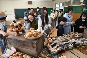 廃校にあふれる家族の笑顔 旧上郷小で「上郷パンまつり」
