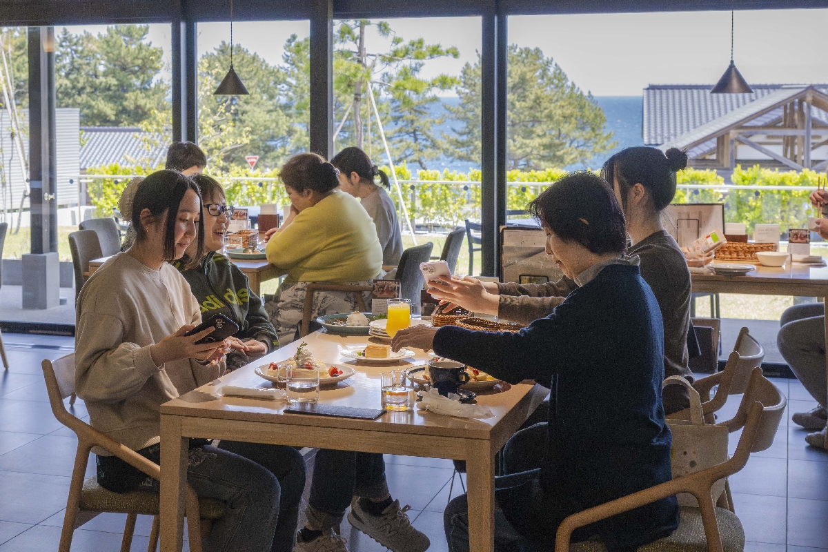 オープンから1周年を迎えた八戸市鮫町のミチル種差。レストラン棟で提供する料理は北奥羽地方の旬の食材を使用し、幅広い世代の客層から人気を集める