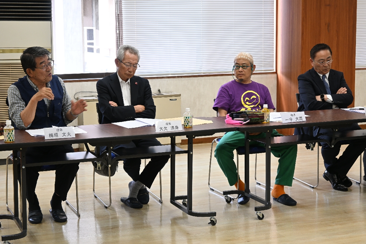 総会の席上で意見を交わす関係者＝２７日、一戸町