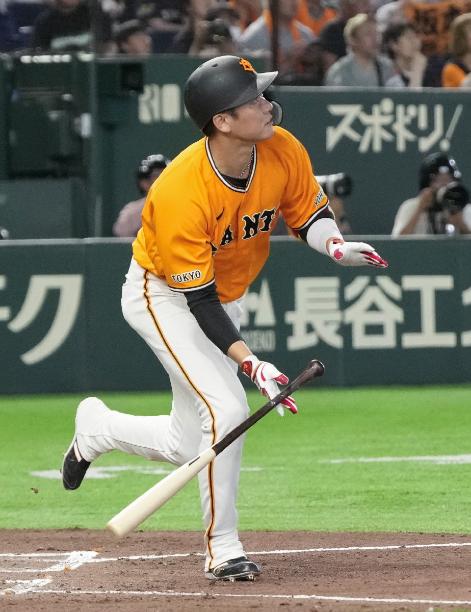 3回巨人無死一、二塁、坂本が中前打を放つ=東京ドーム