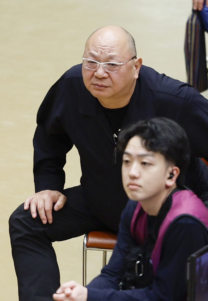 大相撲夏場所で、花道から幕下力士の取組を見守る「若者頭」の福ノ里=15日、両国国技館