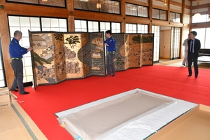 「一ノ谷屋島合戦図屏風」130年ぶり修復へ　むつ市文化財、常念寺から搬出