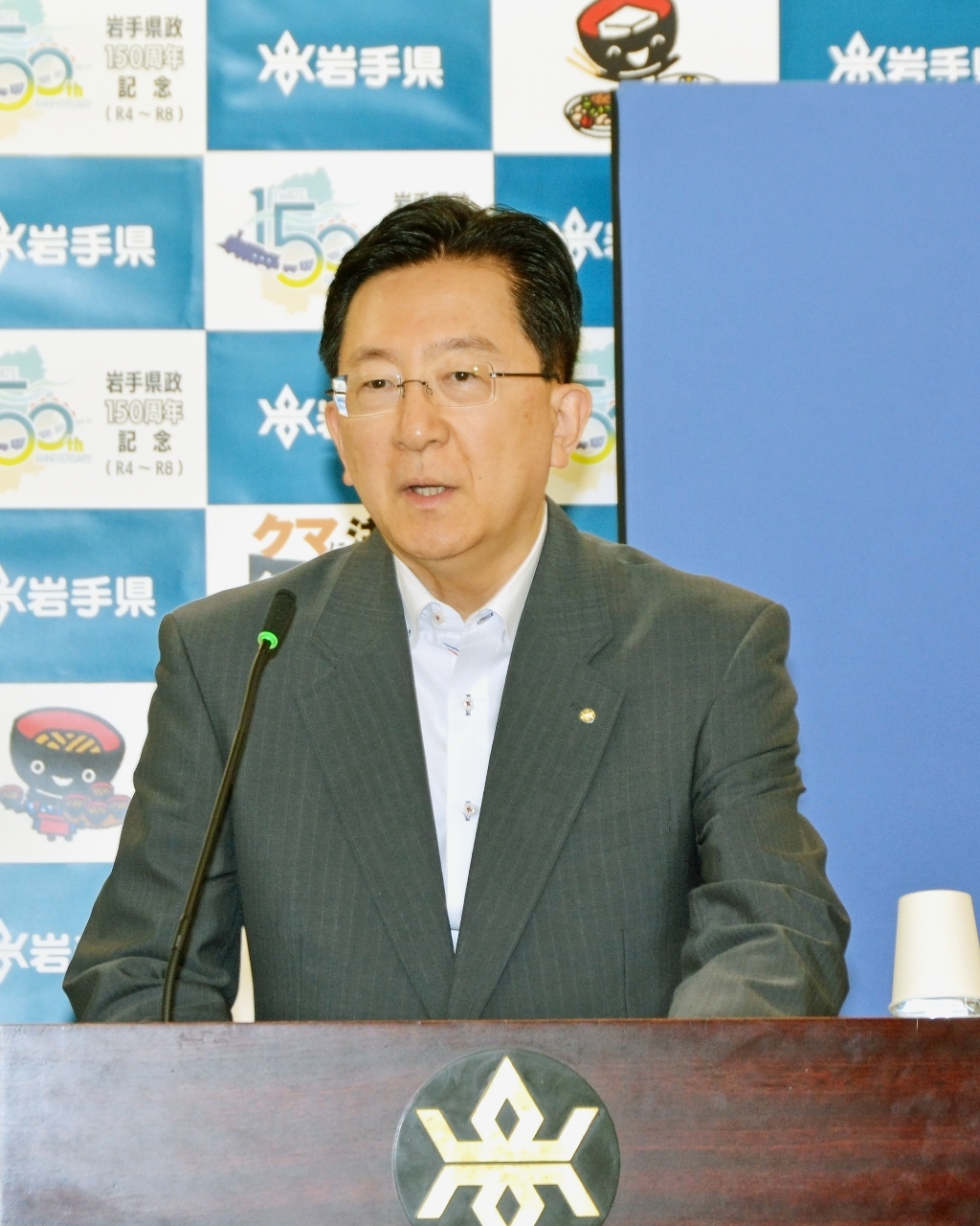 定例会見で水稲品種の開発について説明する達増拓也知事＝２８日、岩手県庁