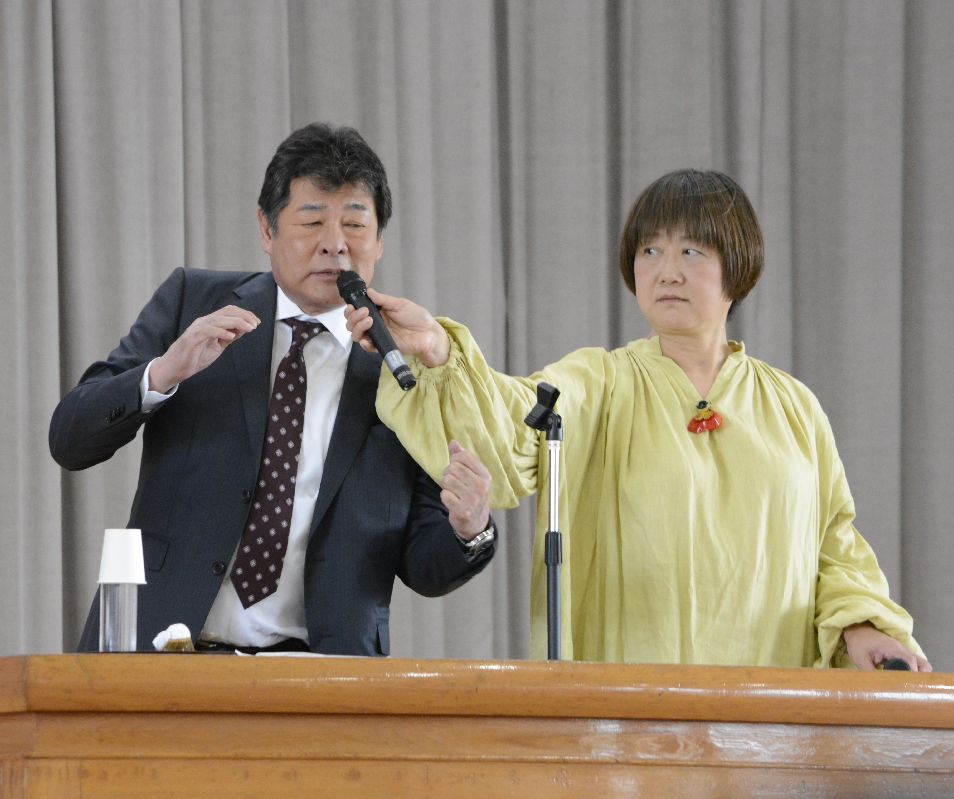 大館中で講演する赤井英和さん(左)と妻の佳子さん
