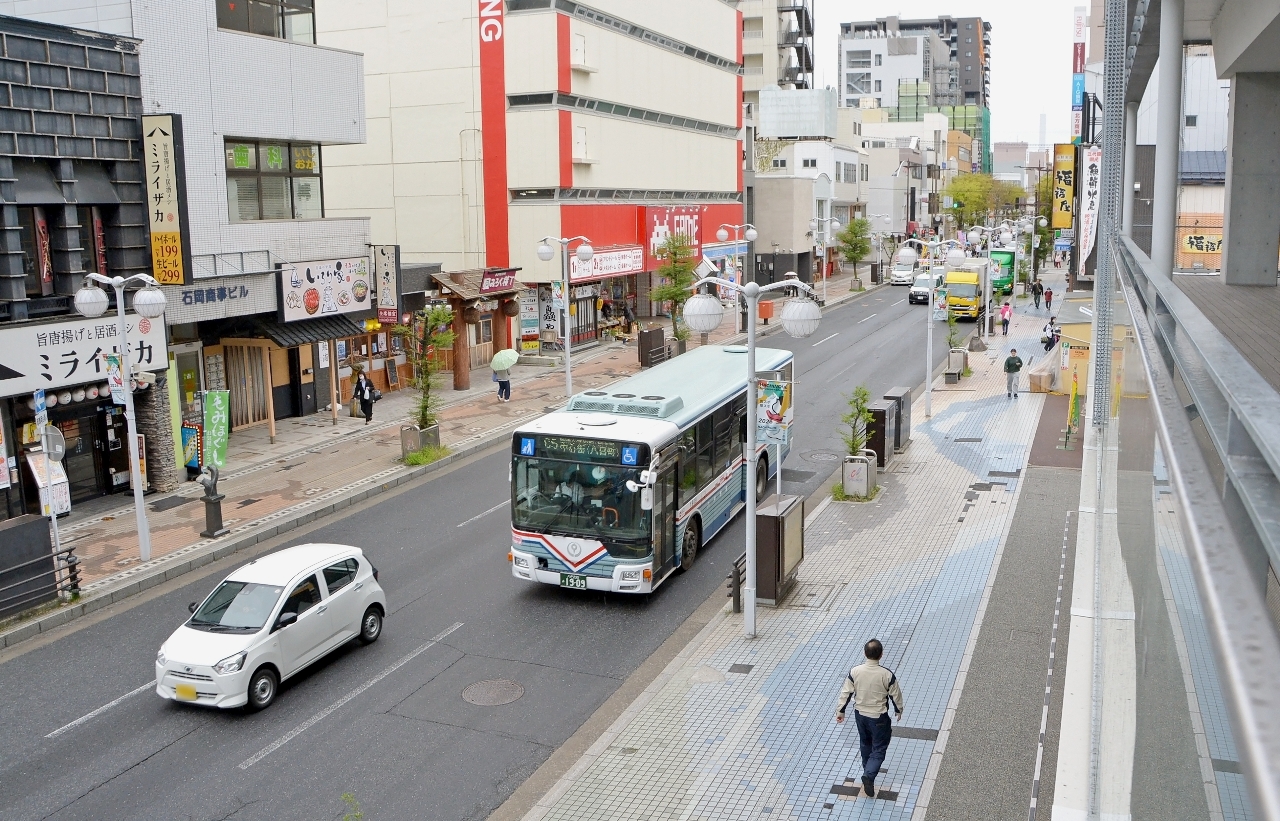 車道幅や車線の減少を含めた歩道整備の方針が議論されている八戸市中心街＝５月上旬