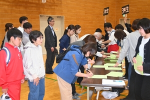 久慈中で津波警報想定訓練 生徒の保護者へ引き渡しなど確認