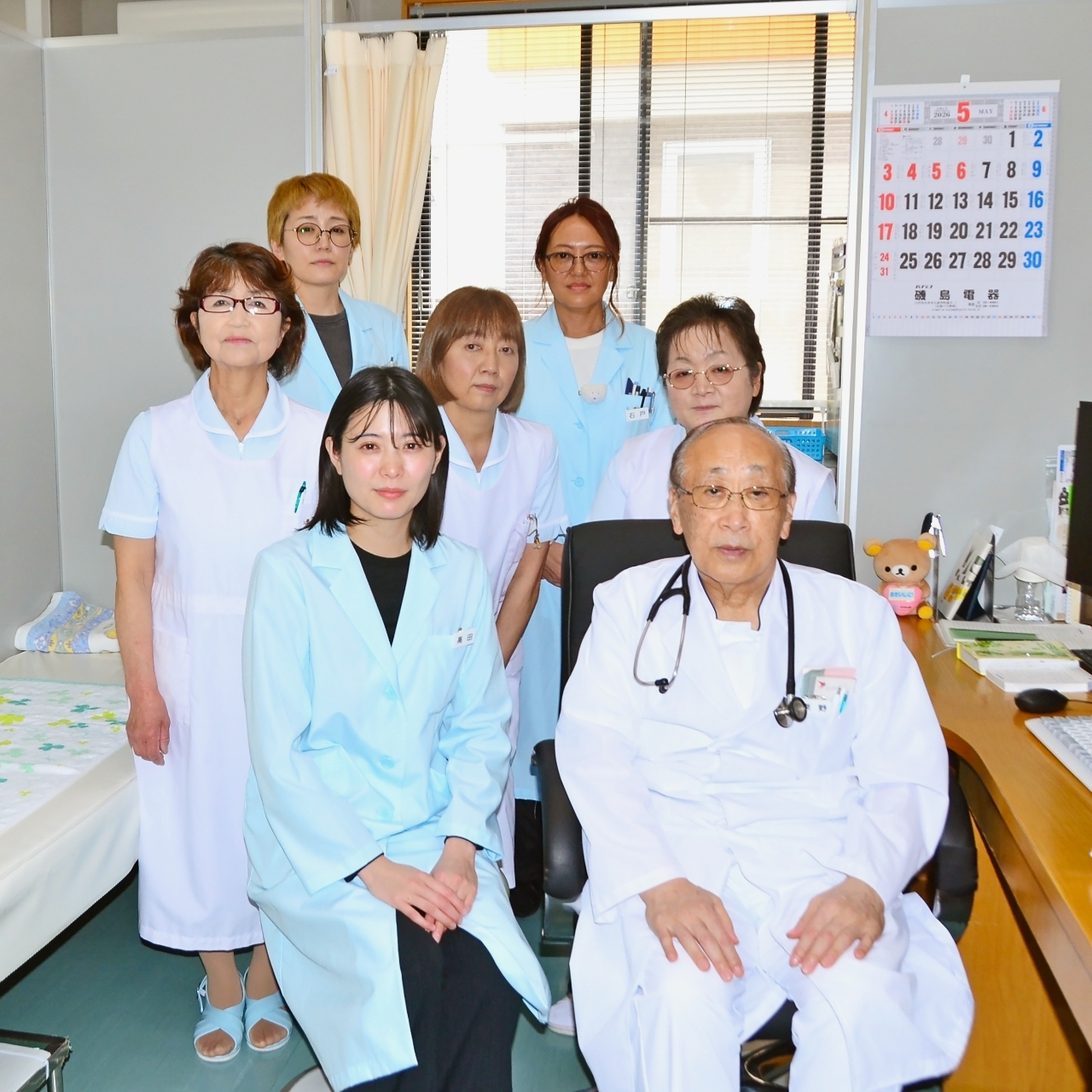 亡き父と地域の患者のため、院長に東野治仁医師（前列右）を招き、医院を再開させた髙田瀬亜さん（同左）＝２７日、八戸市