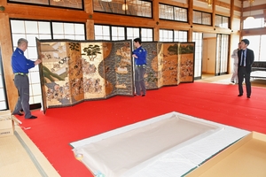 むつ市の宝、130年ぶり修復 「一ノ谷屋島合戦図屏風」3年かけきれいに