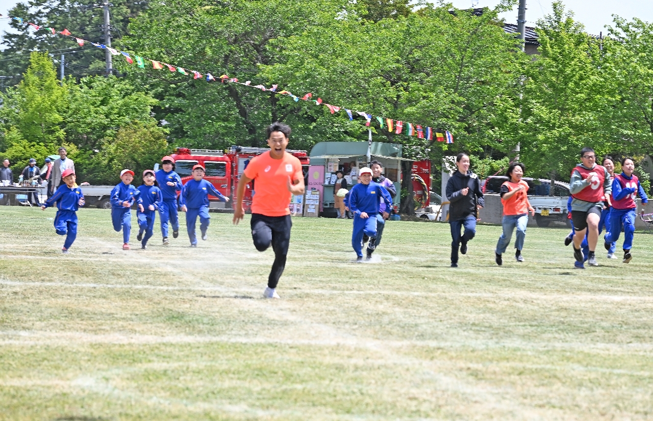 佐々木琢磨選手(中央)と児童らによる特別レース